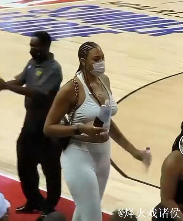 美媒：1米68的网红在一场单挑中战胜2米05的坎贝奇