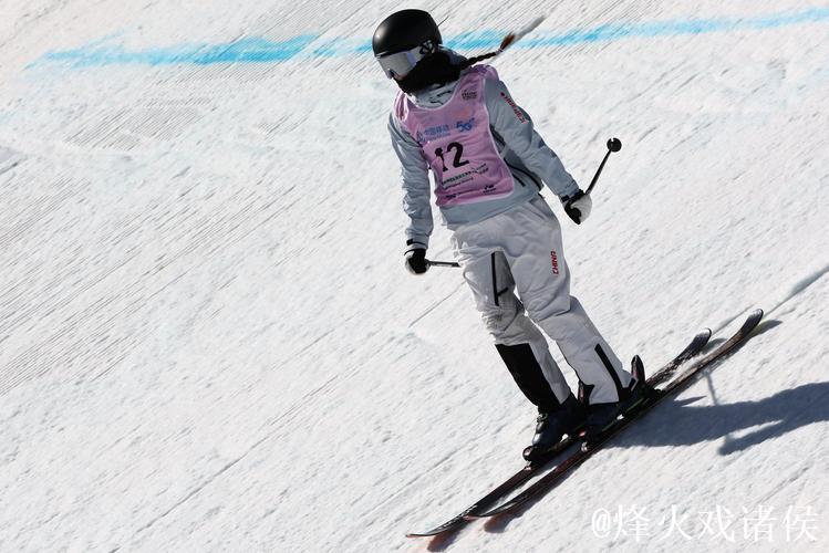 北京滑雪大跳台世界杯：中国选手刘梦婷和韩林杉顺利晋级决赛